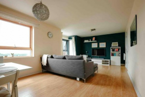 Luxurious Top Floor 2 Bedroom by Westfield and ABBA!
